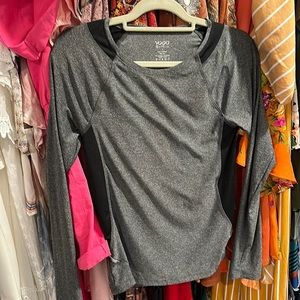 VOGO ATHLETICA yoga long sleeve grey with black shirt. Size small